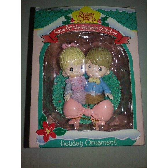 1995 Precious Moments Home For The Holidays Boy &Girl w/ Wreath Ornament - Picture 1 of 2